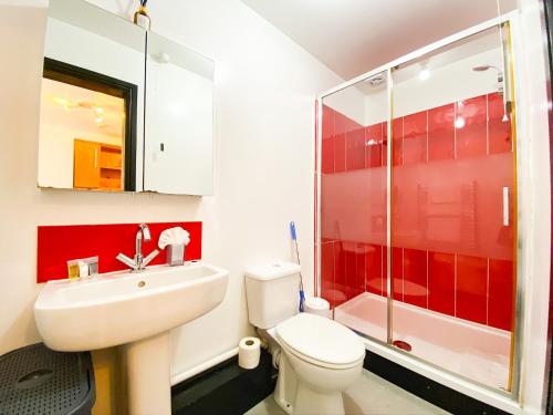 古耳PHOENIX Apartments的浴室配有卫生间、盥洗盆和淋浴。