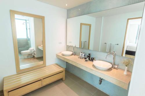 卡塔赫纳索奈斯塔卡塔赫纳酒店的一间带两个盥洗盆和大镜子的浴室