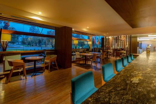 利马爱尔欧里瓦索尼斯塔酒店的一间带桌椅的餐厅和一间酒吧