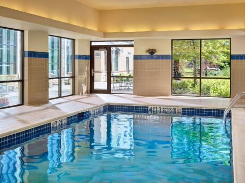 伯灵顿伯灵顿圣淘沙集团酒店的大楼内的一个蓝色海水游泳池