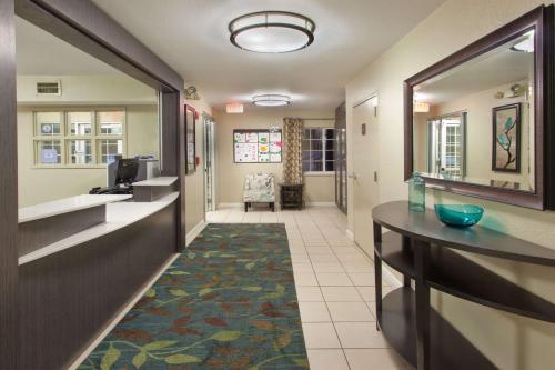 欧文Sonesta Simply Suites Dallas Las Colinas的走廊,医院房间走廊