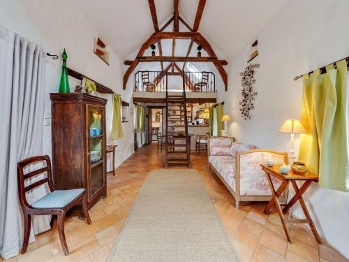 孔蒂涅度假屋 - 圣洛朗代莫尔捷的客厅配有沙发和桌子