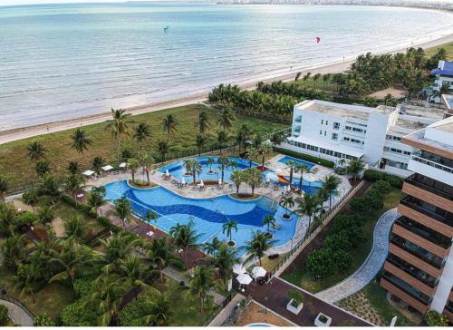 卡贝德卢Apartamento a beira-mar com piscina的享有度假胜地和海滩的空中景致