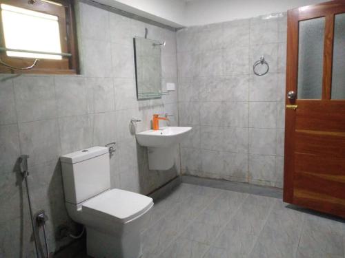 坦加拉Home in the Island的一间带卫生间和水槽的浴室