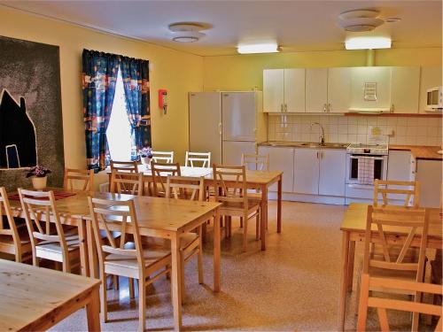 松兹瓦尔松兹瓦尔市加菲尔比恩青年旅舍的一间带木桌椅的用餐室和一间厨房