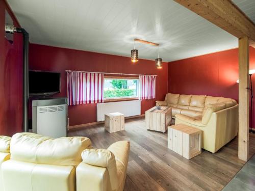 奥维法特Lovely Holiday Home in Waimes with Sauna的客厅配有白色家具和红色墙壁