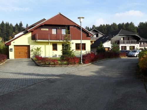 Kramolínbeautiful villa at the Lipno Lake with ski pistes的一条有车道的街道上的房子