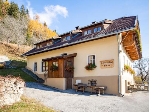 上韦拉赫Holiday home in Obervellach near ski area的前面设有野餐长椅的房子