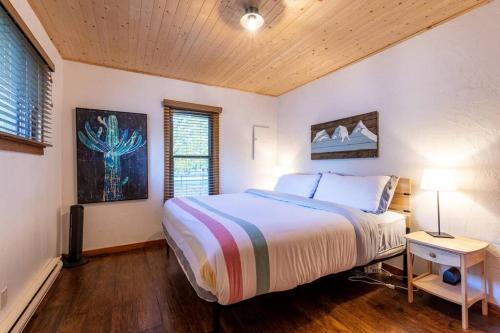 戈尔登Knotty Pine Lodge的一间卧室设有一张大床和一个窗户。