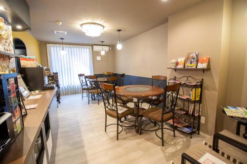 京都Framboise KYOTO Hotel de charme的一间带桌椅的用餐室