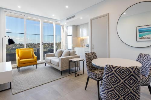 悉尼邦迪交界处美利通公寓式酒店的客厅配有沙发和桌椅