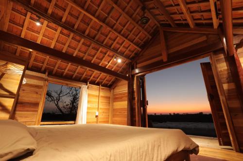 Phu YenTODO Farm - Organic Farming & Retreat的一间卧室设有一张床和一个大窗户