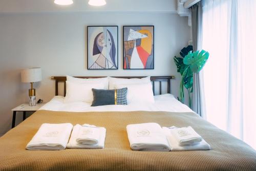 大阪谷町君 HOTEL 日本橋47的一间卧室配有一张床,上面有两条毛巾