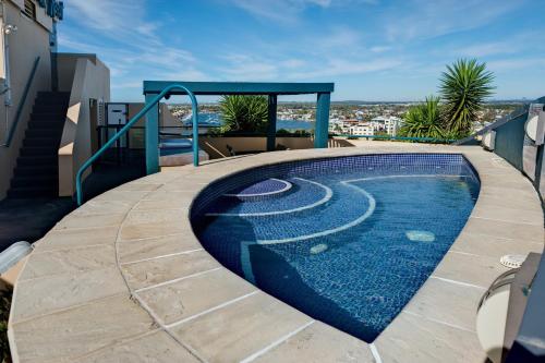 穆卢拉巴地标度假酒店的房屋一侧的游泳池