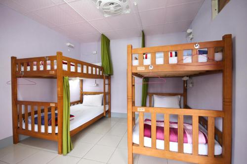 埔里岛中央旅人聚场的小型客房设有两张双层床,