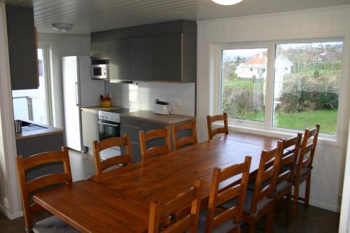 SjernarøyFurrehytter的厨房配有木桌和木椅