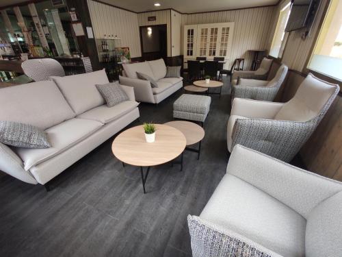 瓦德诺比斯Hotel Querol的带沙发和桌椅的客厅