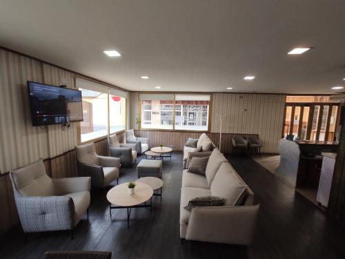 瓦德诺比斯Hotel Querol的带沙发和桌子的客厅以及电视。