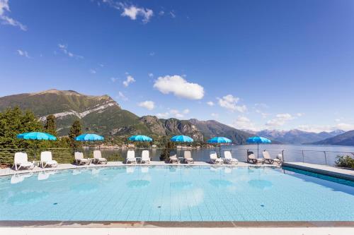 贝拉吉奥博尔戈利泰拉西酒店的一个带椅子和遮阳伞的大型游泳池