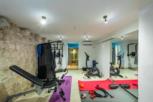 斯顿Villa Dovecote with Private Sauna, Jacuzzi & Gym的健身室配有跑步机和健身自行车