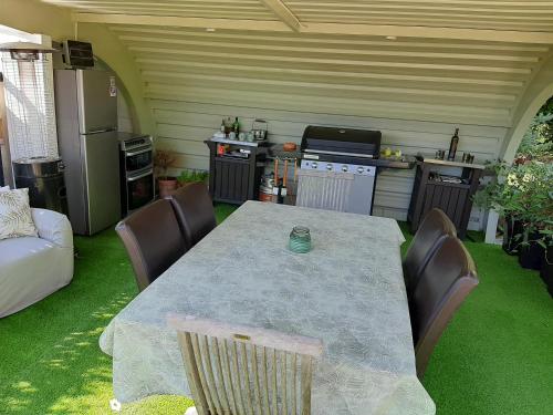 OnilCasa Olyves的后院配有桌椅和厨房