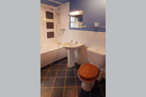 查普尔斯提莱Church Bank的浴室配有卫生间、盥洗盆和浴缸。