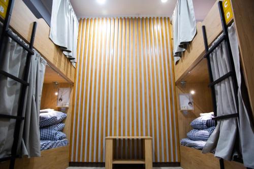 比什凯克People Hostel的客房设有双层床和木墙。
