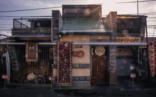 埃里温丝绸之路酒店的前面有标志的建筑