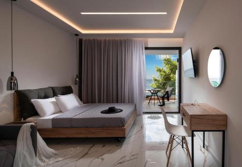 托罗尼Casa Anastasia premium stay的一间卧室配有一张床、一张桌子和一张书桌