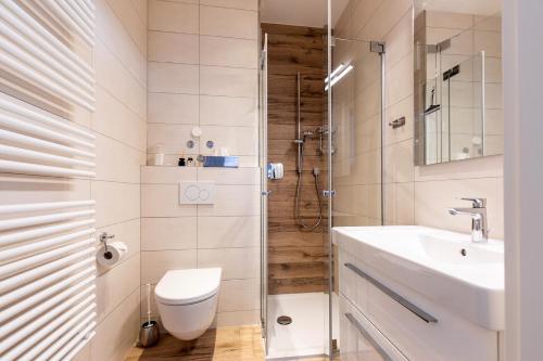 萨尔茨堡比安卡公寓的浴室配有卫生间、盥洗盆和淋浴。