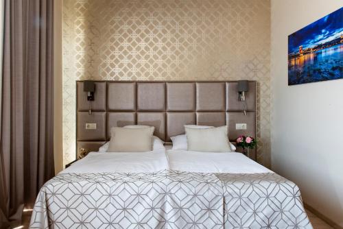乌哈特亚Vánkos & Eszcájg的一间卧室配有一张带白色床单的大床