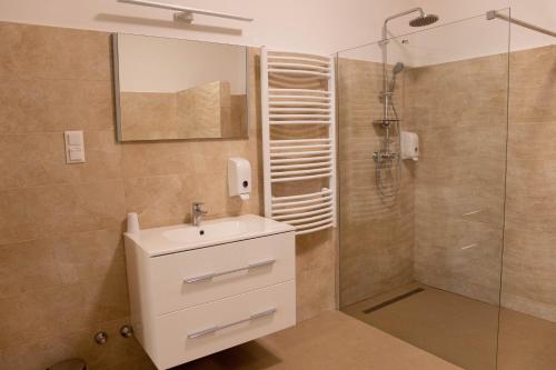 乌哈特亚Vánkos & Eszcájg的浴室配有白色水槽和淋浴。