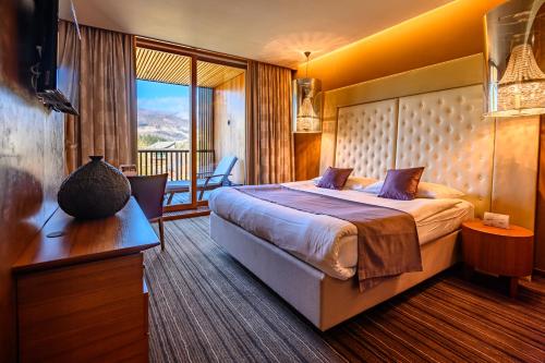 多莱尼斯凯托普利采Hotel Balnea Superior - Terme Krka的酒店客房设有一张床和一个阳台。