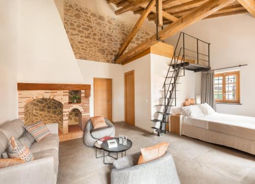 CoriAntico Borgo Molino 7cento vicino ai Giardini di Ninfa的大型客厅设有1张床和1个壁炉