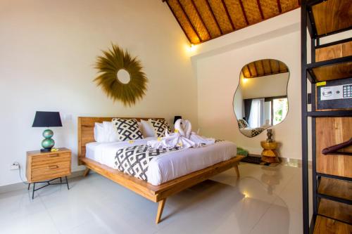 塞米亚克CASTELU 3BR peacefully villa near Mertanadi的一间卧室配有一张床和镜子