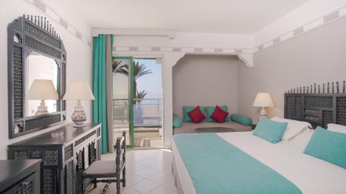 阿加迪尔Agadir Beach Club的一间卧室设有一张床和一间客厅。