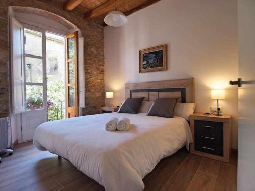 贝萨卢Maravilloso apartamento en el casco antiguo的一间卧室配有一张大床和两条毛巾