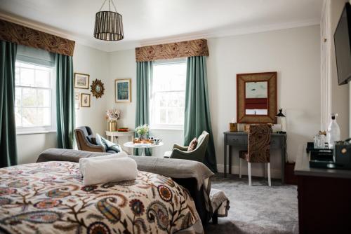 格洛斯特The Naight House的一间卧室配有一张床、一张书桌和一面镜子