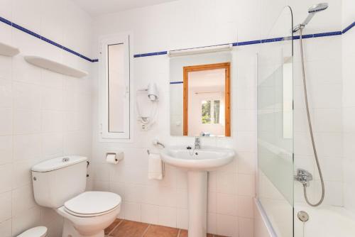 卡拉加尔达纳Apartamentos Annabel's 2-3 HABITACIONES的浴室配有卫生间、盥洗盆和淋浴。