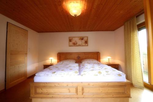 阿尔拉赫Kieslinger Hilde的一间卧室设有一张木天花板床。