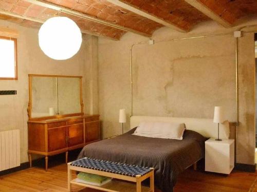赫罗纳Sleep y Stay Artistico Loft Sant Daniel的一间卧室配有一张床、镜子和一张桌子