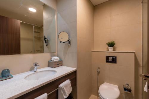 ON OFF HH-AVANI HOTEL-3BR -Full Palm View的一间浴室