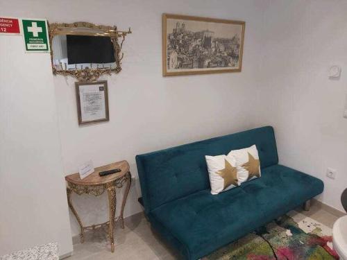 波尔图Alto da lapa Luxury house的客厅配有蓝色的沙发和桌子