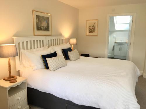 霍尔特The Olives的卧室配有带枕头的大型白色床