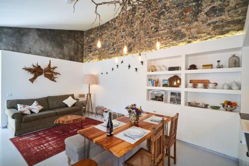 辛特拉辛特拉麻雀巢别墅的客厅配有桌子和沙发