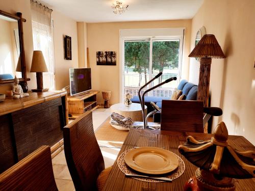 奇克拉纳－德拉弗龙特拉Indo Loma Sancti Petri的客厅配有桌椅和电视。