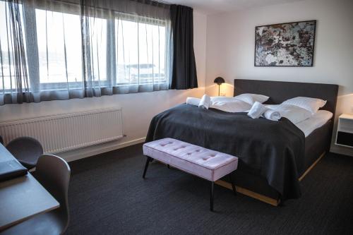 RunevigHotel Runavík的酒店客房设有床和窗户。