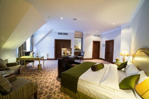 扎维多沃Клубный отель "Завидово"的酒店客房设有床和客厅。