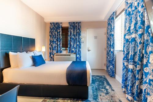 水滨酒店和套房客房内的一张或多张床位
