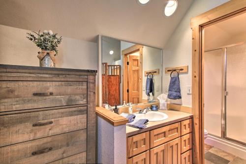 Klamath Falls Cabin Retreat with Deck and Grill!的一间浴室